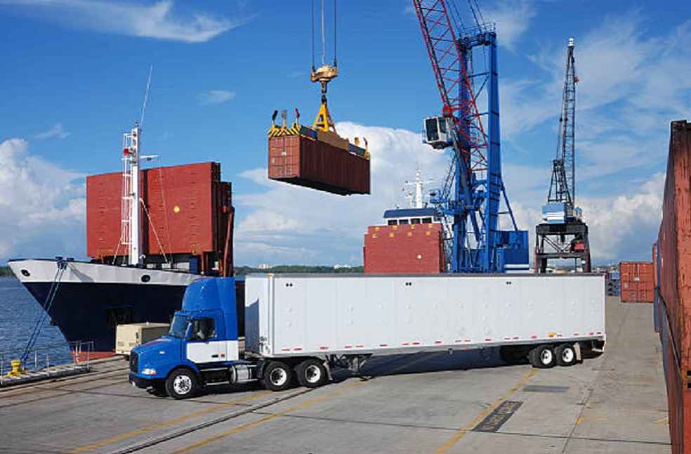 EU US port declines_Container loading