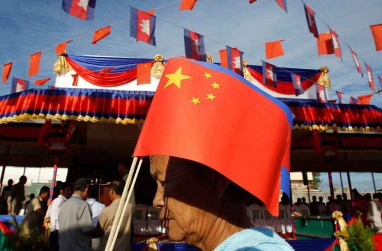 China Cambodia trade_Women with flag